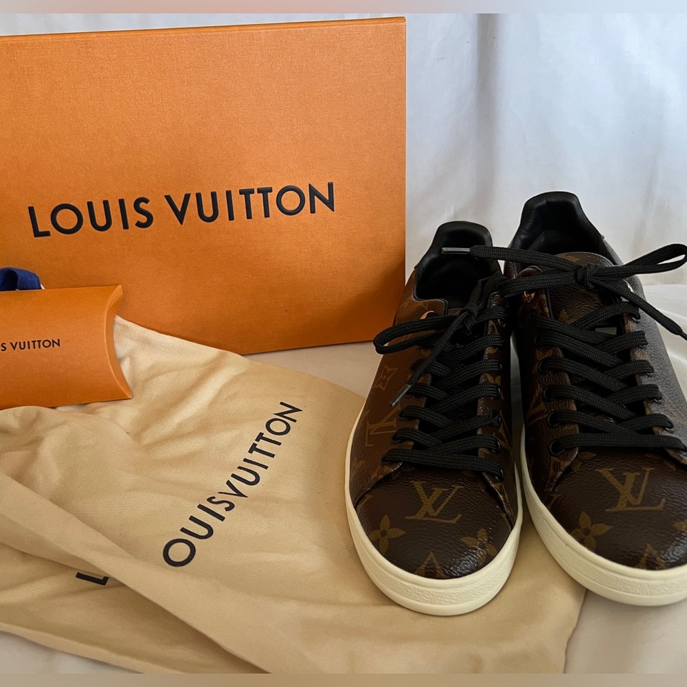 Front row sneaker
